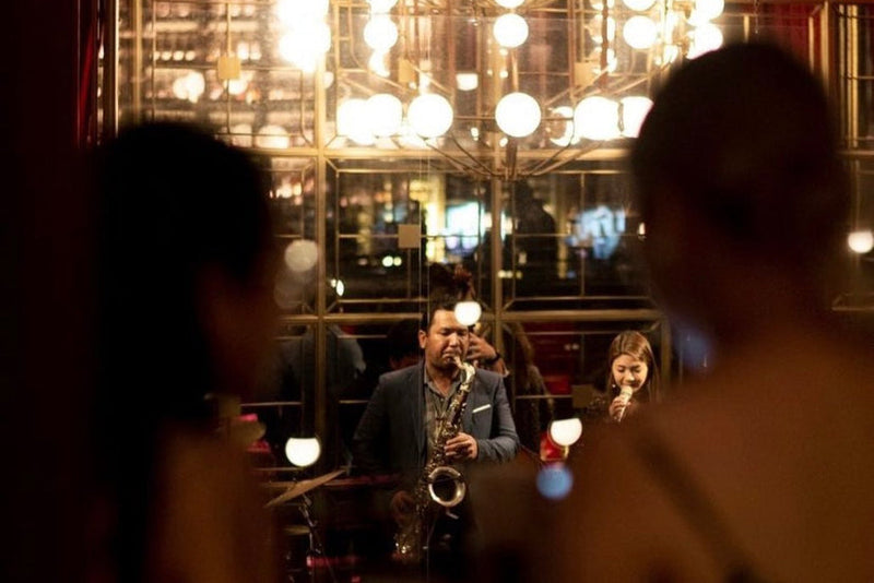 การเพิ่มบรรยากาศสปีคอีซี้บาร์ (Speakeasy Bars): บทบาทของกลิ่น, เเสงไฟ เเละเสียงเพลง